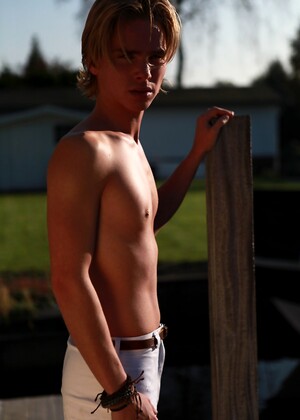 Beau  horse riding boy