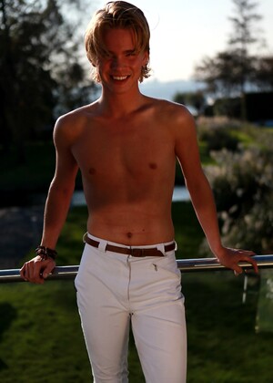 Beau  horse riding boy