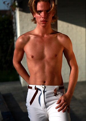 Beau  horse riding boy