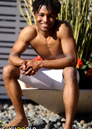 Hung Stud Kendrix Carter Finds New Ways To Pleasure Himself!
