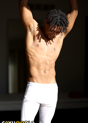 Hung Stud Kendrix Carter Finds New Ways To Pleasure Himself!