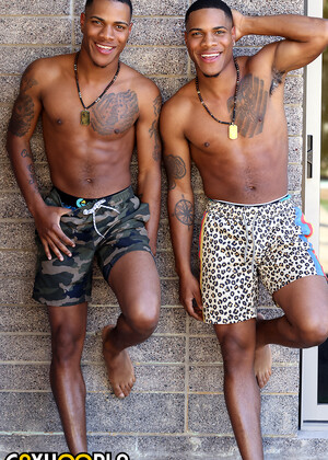 Identical Twins Dee & Jay King Simultaneously Cum