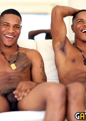 Identical Twins Dee & Jay King Simultaneously Cum