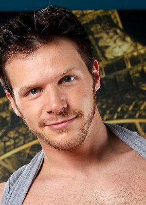 Brunette hunk Brian Bonds stripping