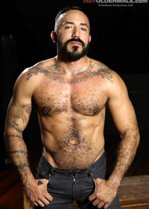 Muscle dude Alessio Romero strokes dick