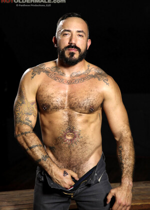 Muscle dude Alessio Romero strokes dick