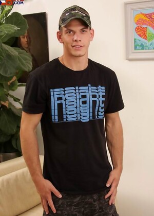 Brunette muscle stud jacking off