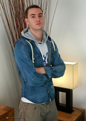 Hairy Straight Hunk Leo Agrees to his 1st Massage!