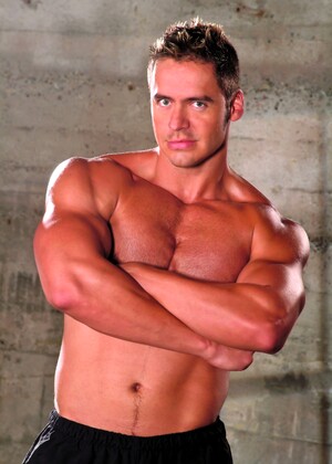 Muscled Jason Kingsley workout