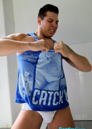 Str8 Aussie Tom Lucas flexing and stripping for Ben