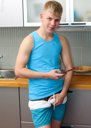 A dick pic from a friend has this teen boy wanking