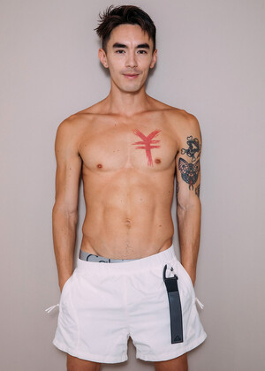 CODY SEIYA returns for KYLE DENTON's ﻿CockyBoys Debut!