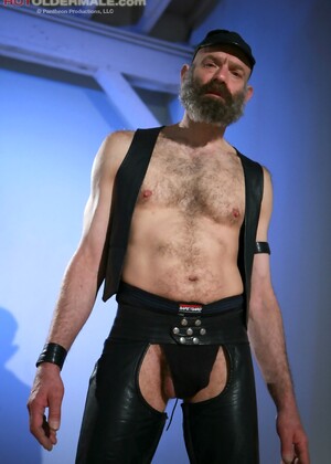 Daddy bear Dan Black in leather gear