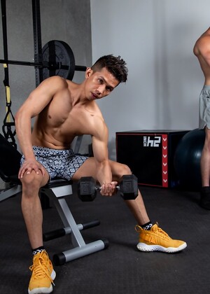 Muscular dude Shane Cook bangs feminine gay boy Levy Foxx at the gym