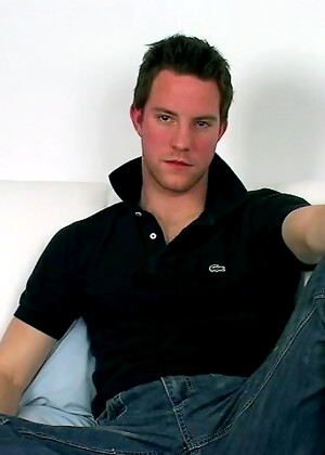 Nathan Knox shows his gay ass