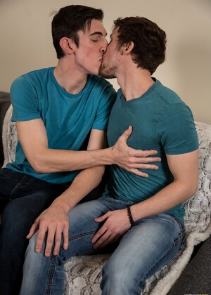Gay couple Scotty Zee & Matt Delgado blow each other & have hardcore anal sex