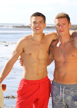 Hot gay hunks Justin Matthews and Evan Knoxx have hardcore anal sex