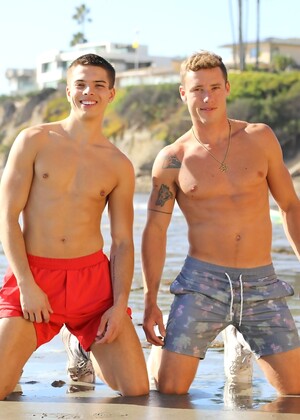 Hot gay hunks Justin Matthews and Evan Knoxx have hardcore anal sex