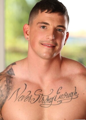 Muscular gay men Slate Steele & Jaxon Colt suck dick before having anal sex