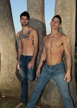 Sexy gays with muscles Leeroy Jones and Jim Nasty fuck each other