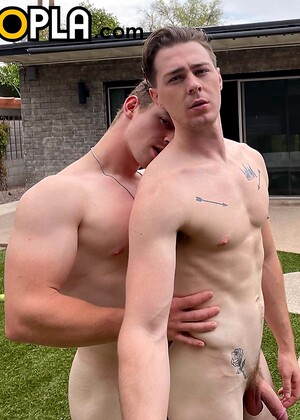 Mason Skyy Helps Kane Hardy Work A Late Night Nut Out!