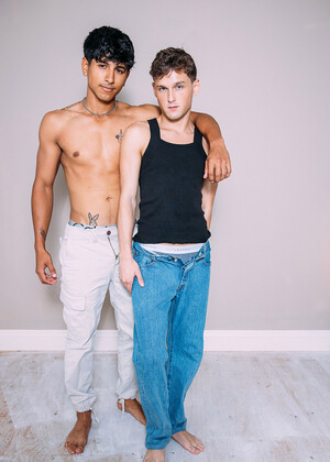 Newcomer Hunter makes his CockyBoys Debut Being Fucked By Noah Fox!