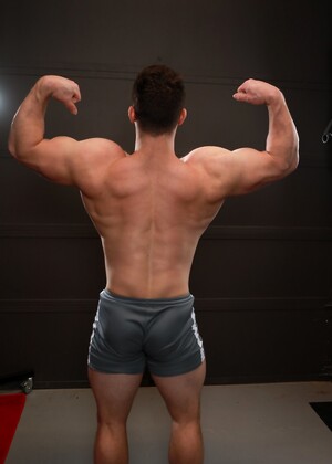 Gay bodybuilders Johnny Hill & Collin Simpson fuck anally at the gym