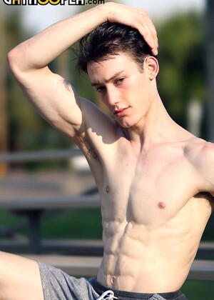 18 Y/O Ballet Dancer Kingsley Kross Gives Himself A Massive Facial!