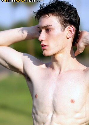 18 Y/O Ballet Dancer Kingsley Kross Gives Himself A Massive Facial!