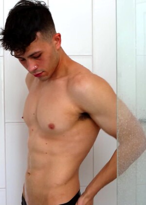 Franco Styles Cleans His Cum Off In a Steamy Shower