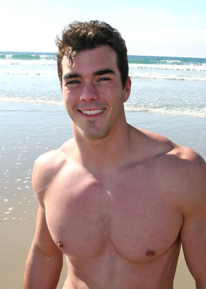 Muscled stud Judd posing naked and shows his perfect ripped body