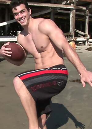 Muscled stud Judd posing naked and shows his perfect ripped body