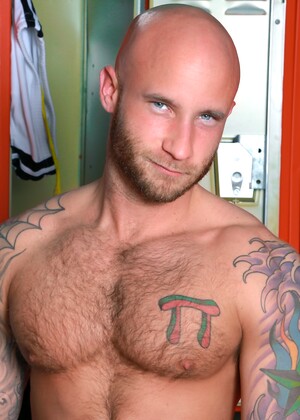 Muscle hunk Drake Jaden in a locker room
