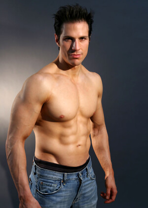 Hot muscled brunette Julian