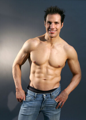 Hot muscled brunette Julian