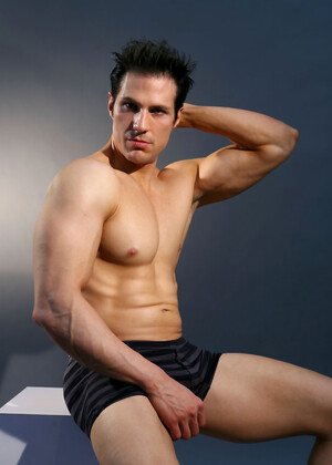 Hot muscled brunette Julian