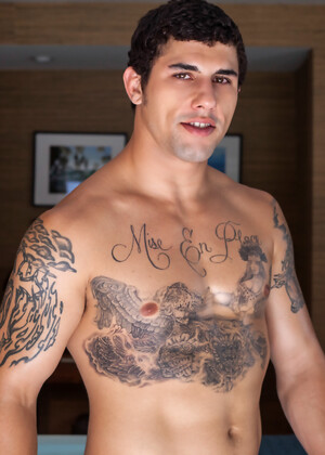 Brunette stud Jimmy Clay strokes dick