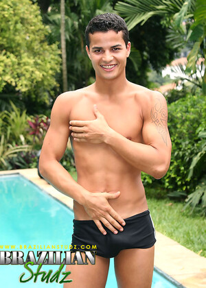 Latin jock Leon Pavia posing naked outdoors