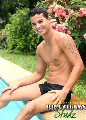 Latin jock Leon Pavia posing naked outdoors