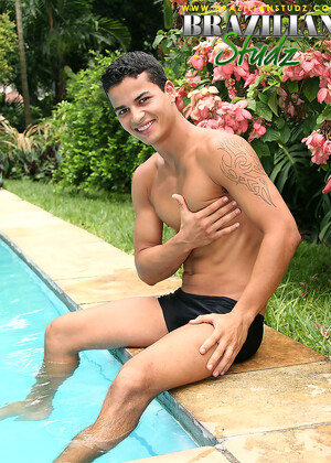 Latin jock Leon Pavia posing naked outdoors