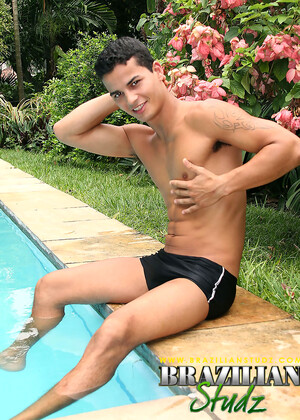 Latin jock Leon Pavia posing naked outdoors
