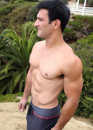 Muscle stud Raymond jacking off