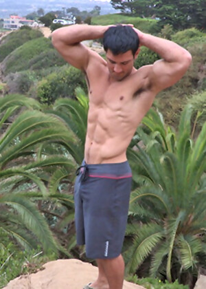 Muscle stud Raymond jacking off