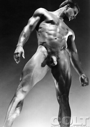 Muscle man Kirk Evans naked