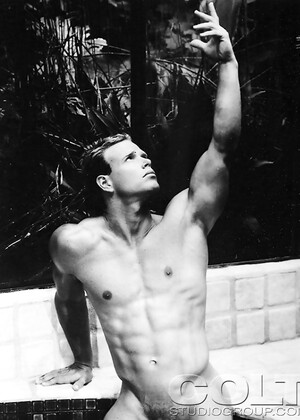Muscle man Kirk Evans naked