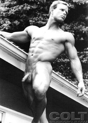 Muscle man Kirk Evans naked