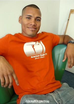 Muscular Roberto gets naked and strokes