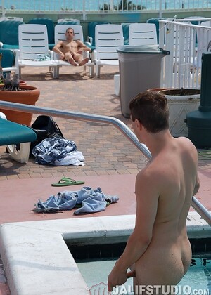 Gay hotties Jaeden James & Roberto Santiago suck & fuck each other poolside