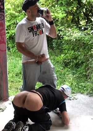 Muscular gay Jess Royan jerks off & fucks a bottom with a big booty
